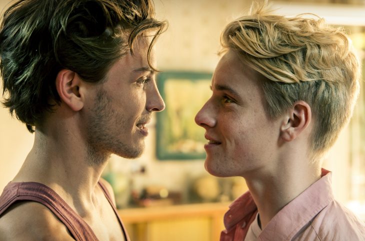 Foto: ©2015 TOM TRAMBOW

Projekt: „DIE MITTE DER WELT“
neue schönhauser filmproduktion

Distribution: 
prisma film- & Fernsehproduktion. mojo pictures, universum film
Producer: Boris Schönfelder
Regie: Jakob M. Erwa
Kamera.: Ngo The Chau
Produktionsleitung: Christine Günther
Szenenbid: Veronika Merlin
Kostümbild: Peri de Braganca
Maskenbild: Kathrin Bornmüller
Koproduzent: Victoria Salcher, 
Mathias Forberg, Jakob M. Erwa

Drehtag 13
11.08.2015
Motiv: "Villa Visible"

Bild:
79 die Frage nach dem Vater löst einige
Gedankenspiele aus - auch Montage 6
78A Nicholas unterzieht sich der eingehenden Prüfung durch Glass.
150 Glass öffnet Nicholas wortlos die Tür.
X_Totale Villa +(mit Citroen) 
5 1E Mystische Stimmung und eine hagere
Mädchengestalt, die Phil und Tereza
beobachtet (Sturm).
klein Phil und kl. Dianne sitzen
auf der Treppe, Tereza kommt mit dem
blutigen Laken die Treppe herunter.
120T 2E klein Phil sitzt auf der Treppe und hört dem Gespräch der Ewachsenen zu.
39 2E (Dämmerung für Nacht) Tereza erreicht im Nachthemd die Villa, findet den frierenden Phil vor dem Haus.
6T1 1E Flashback in Zeitlupe, Tereza rennt in Panik die Treppe am Eingang hoch ...
41 1E klein Phil und kl. Dianne fahren mit Tereza, Dianne entzieht Phil ihre Hand 
6T2 E Fortsetzung B6 ... Tereza rennt die Treppe nach oben zu Glass.
7 1E das blau blinkende Licht des Notarztwagens im Eingangsbereich der
Villa

Cast:
01. Phil - Louis Hofmann
03. Glass - Sabine Timoteo
04. Tereza - Inka Friedrich
05 Nicholas - Jannik Schümann
09. klein Phil - Bendix Hansen
10. klein Dianne - Sarah Fuhrer

-------
Drehfrei
06. Kat - Svenja Jung